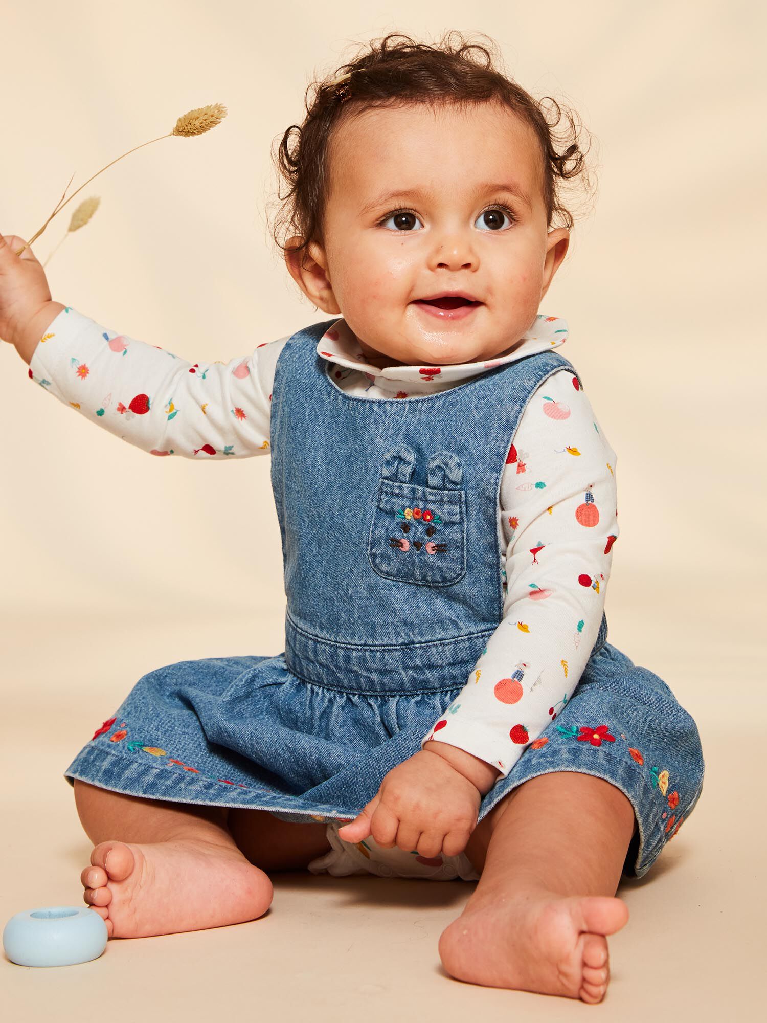 Robe chasuble en jean bleu et body ecru Fille Sergent Major