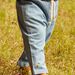 Pantalon en light denim bleu avec broderie oiseau