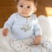 Body-T-shirt bleu, pantalon beige et chaussettes vert d'eau