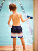 Short de bain bleu dégradé à rayures rouge enfant garçon CYMAILLAGE / 22E4PGO3MAI622