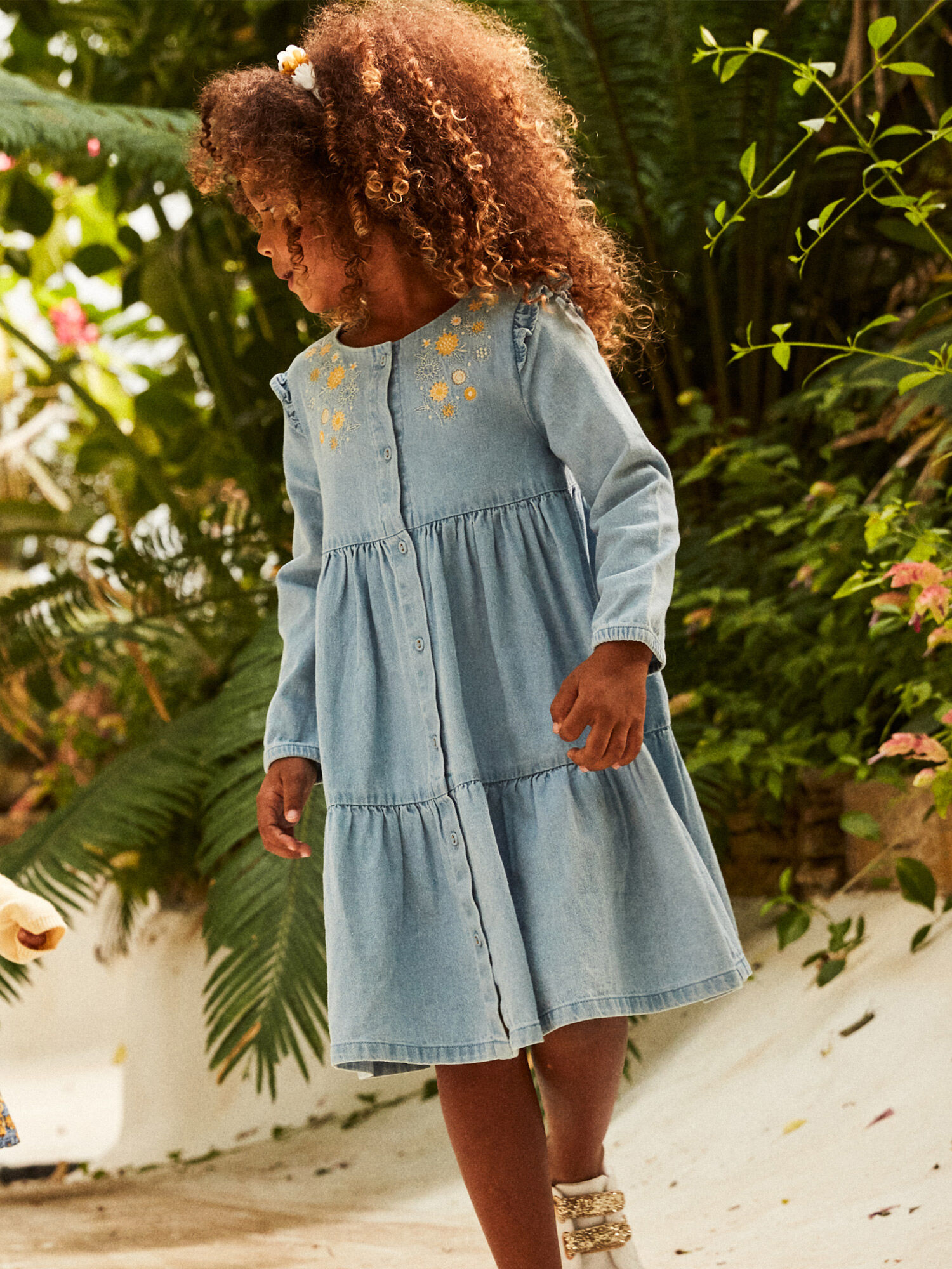 Robe en denim bleu a broderies fleuries Fille Sergent Major