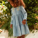 Robe en denim bleu à broderies fleuries