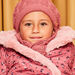 Bonnet vieux rose en tricot ajouré