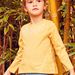 T-shirt jaune mimosa à broderies fleuries