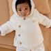 Veste de naissance à capuche en tubique écrue