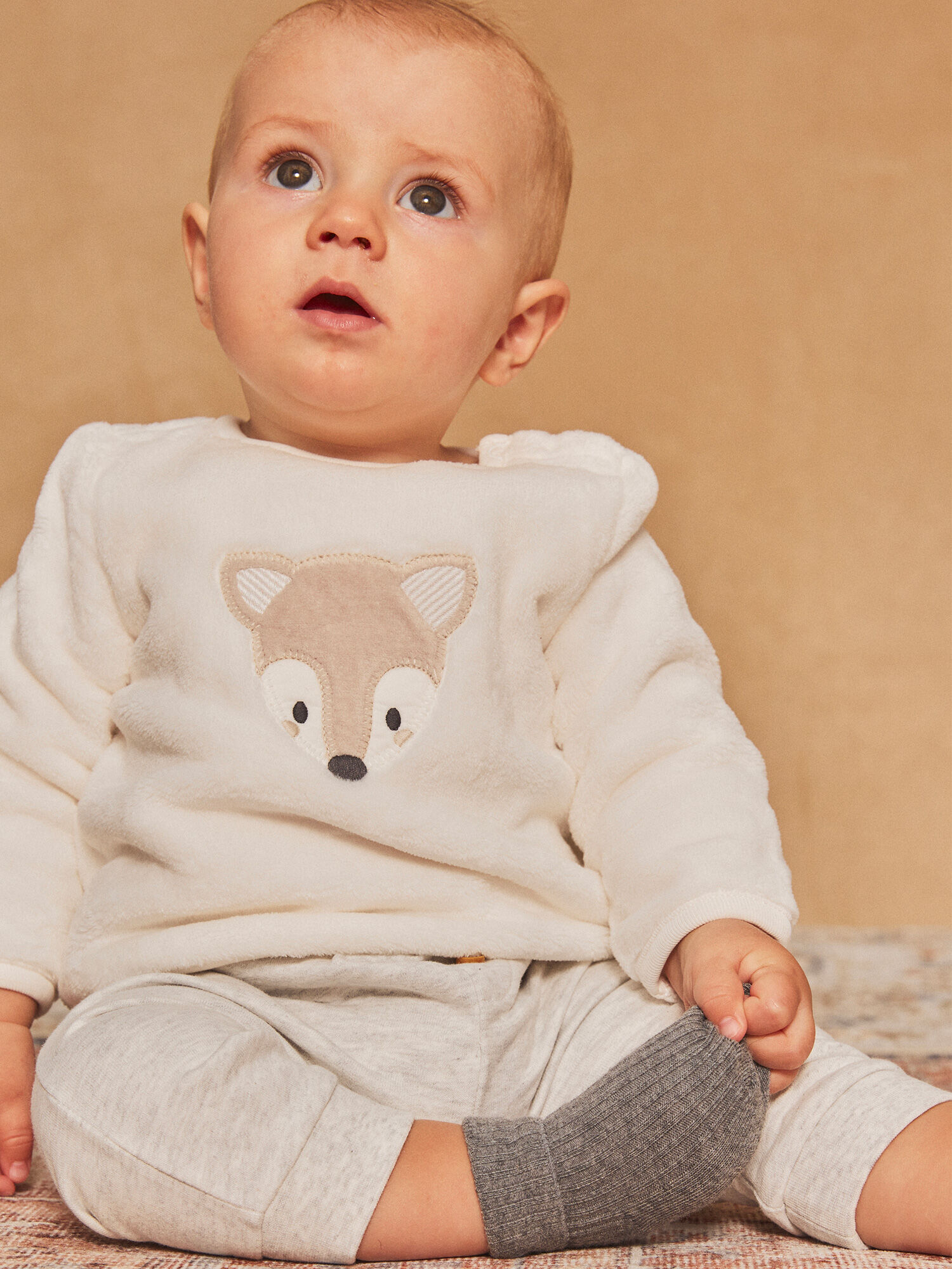 Haut bas de pyjama et chaussettes gris clair