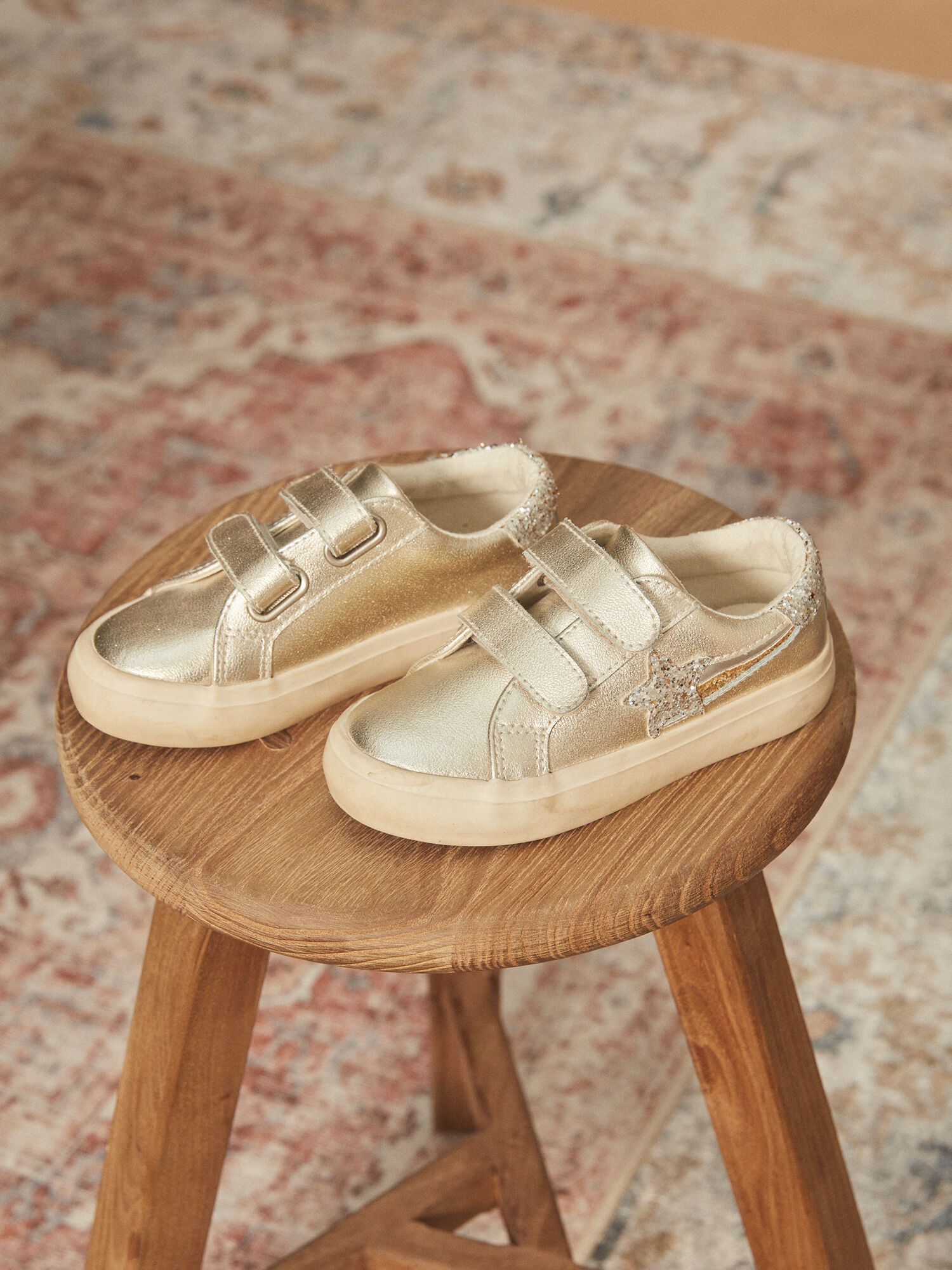 Chaussures sales dorées fille