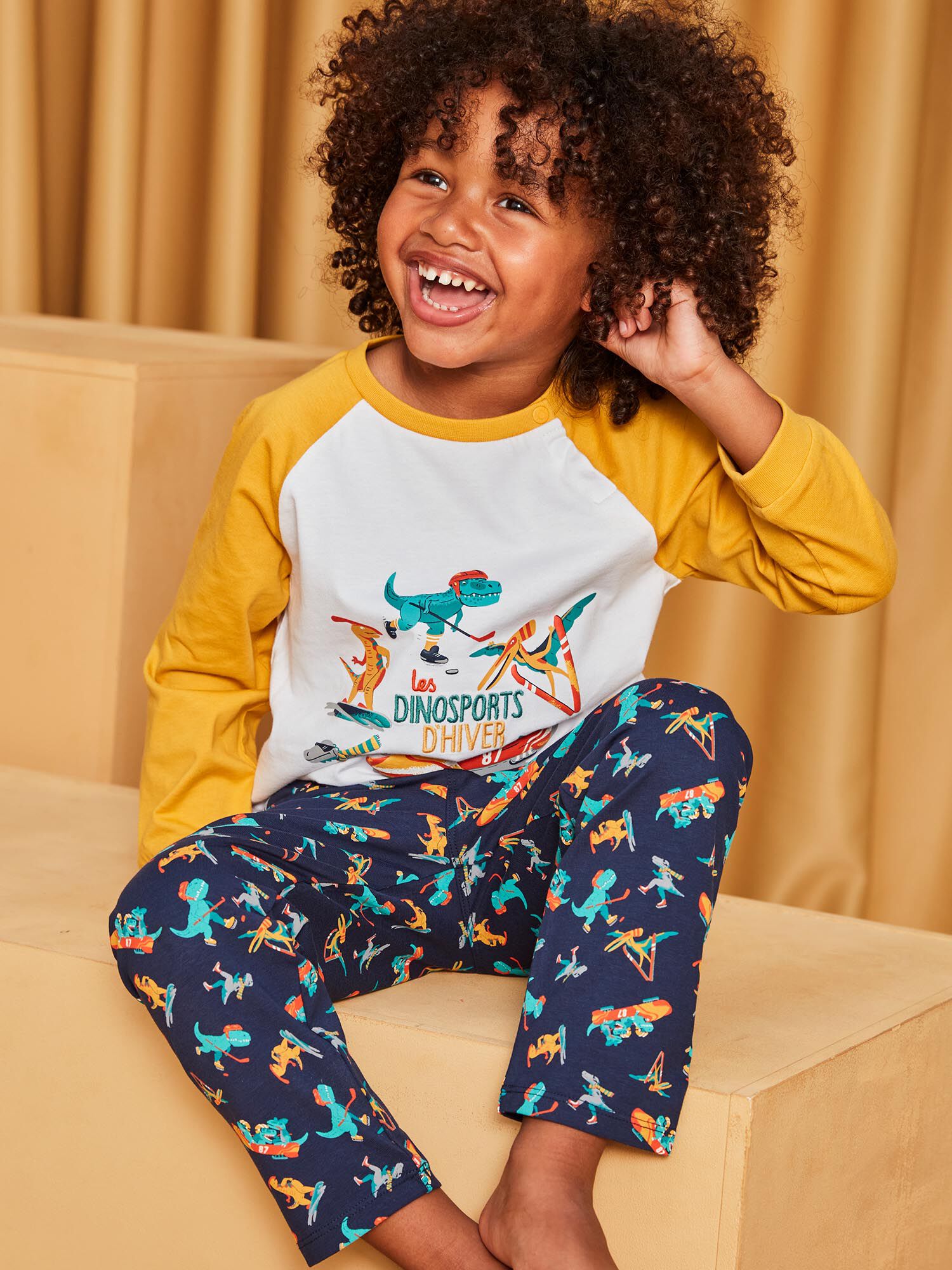 Pyjama en jersey jaune et bleu marine motifs dinosaures sportifs