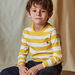 T-shirt à rayures écrues et jaunes et poche enfant garçon
