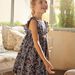 Robe violette en satin de coton fleuri