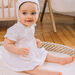 Robe et béguin de naissance blancs à imprimé fleurs