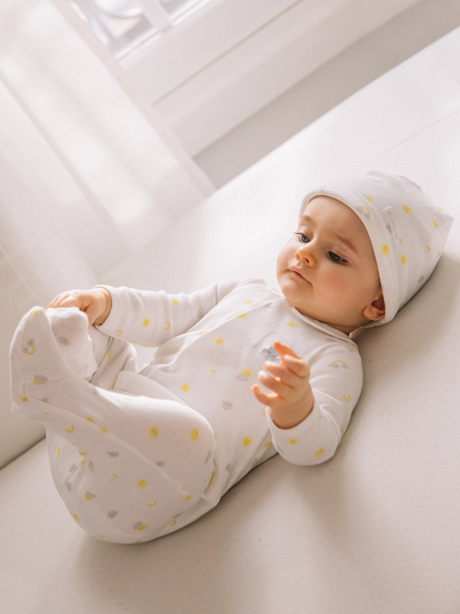 Pyjama et bonnet de naissance blancs imprim nuages et soleils
