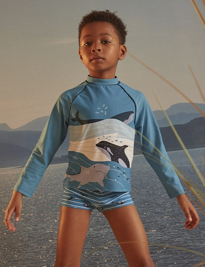 T-shirt de bain anti-UV+50 à motif requin, orque et baleine.